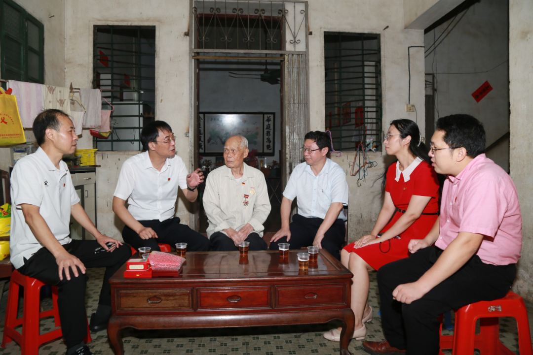 致敬圭表，关切入心！ ——白云山光华“七一”前夕走访慰问老劳模陈雨池同道