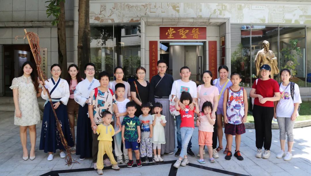 学千古名方 悟非遗传秤转—白云山光华公司组织发展主题非遗履历活动